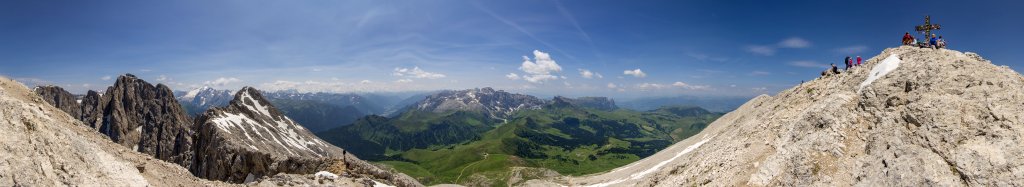 360-Grad-Panorama am Gipfel des Plattkofel (2956m) mit Blick auf die Seiseralm, den Schlern (2563m), die Gruppe der Rosszähne mit Grossem Rosszahn (2653m) und Roterdspitze (2655m), den Rosengarten mit dem Kesselkogel (3002m) und der Rosengartenspitze (2981m), das Latemar, die weit entfernten Gipfel der Pala, die Marmolada (3343m) und der benachbarte Zahnkofel (3000m); links vom Gipfel des Zahnkofels lugt der Piz Boe (3152m) der Sella hindurch, Dolomiten, Juli 2013.