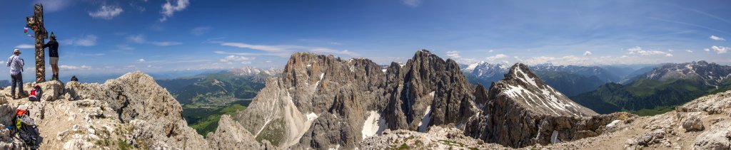 Nordseitiges Panorama am Gipfel des Plattkofel (2956m) mit Blick auf den am Horizont erkennbaren Alpenhauptkamm, die Geisler-Gruppe mit dem Sas Rigais (3025m), den Langkofel (3181m), den Zahnkofel (3000m), die Marmolada (3343m), die weit entfernten Gipfel der Pala, das Latemar, das Fassatal sowie den Rosengarten mit der Rosengartenspitze (2981m) und dem Kesselkogel (3002m); zwischen Langkofel und Zahnkofel erkennt man den Gipfel des Piz Boe (3152m) in der Sella, Dolomiten, Juli 2013.