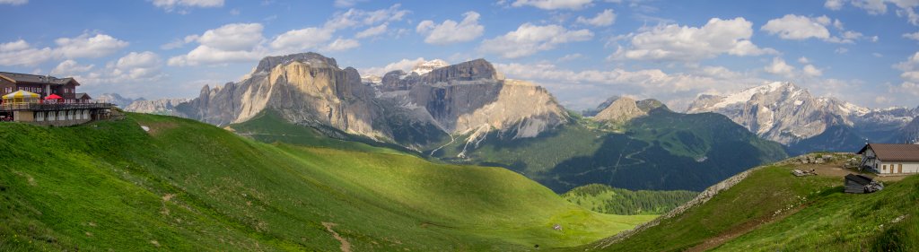 Panorama am Col Rodela (2400m) mit Blick auf den Gebirgsstock der Sella mit Piz Selva (2941m), Piz Boe (3152m) und Sas de Pordoi (2950m), das Skigebiet von Belvedere und die Marmolada (3343m), Dolomiten, Juli 2013.