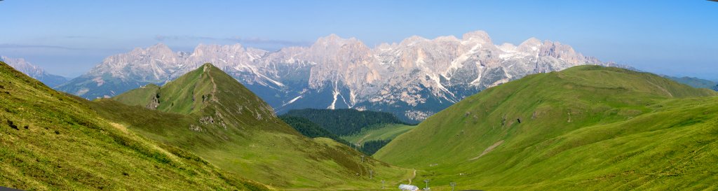 An der Sela dal Brunech (2428m) im Skigebiet von Ciampac liegt bei guter Fernsicht der Rosengarten mit der Rotwand (806m), der Rosengartenspitze (2981m), den Vajolettürmen und dem Kesselkogel (3002m) wie ausgebreitet vor einem, Dolomiten, Juli 2013.
