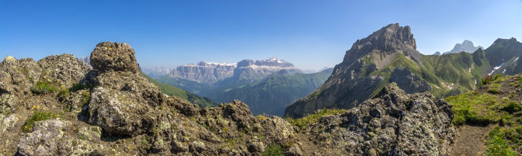 Blick vom kühnen Gratweg des Sasbianch de Roseal auf den Sas de Roces (2618m), den Gran Vernel (3210m), den Colac (2715m), die Sella mit Piz Boe (3152m) und Sas de Pordoi (2950m) sowie am Horizont die Geislerspitzen und den Sas Rigais (3025m), Dolomiten, Juli 2013.