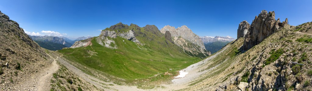 Am Sentiero Lino Pederiva unweit des Passo di San Nicolo (2388m) mit Fernblick auf den Rosengarten mit der Rotwand (2806m) sowie Nahblick auf den Sas de Roces (2618m), die Croda Neigra (2605m), Colac (2715m), die Sella mit dem Piz Boe (3152m) und die Felsengruppe i Varosc, Dolomiten, Juli 2013.