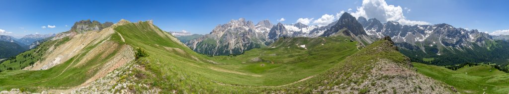 360-Grad-Panorama am Passo di San Nicolo (2388m) mit weitem Rundumblick auf Rosengarten, Sas de Roces (2618m), Croda Neigra (2605m), die Felsengruppe i Varosc, die Sella mit dem Piz Boe (3152m), Picol Vernel (3098m) und Grand Vernel (3210m), Marmolada (3343m), Zime de Ombreta (3011m), Sas Vernell (3058m), dem Col Ombert (2670m) am Rifugio Passo di San Nicolo, Cima dell Uomo (3010m) und das Val de San Nicolo, Dolomiten, Juli 2013.