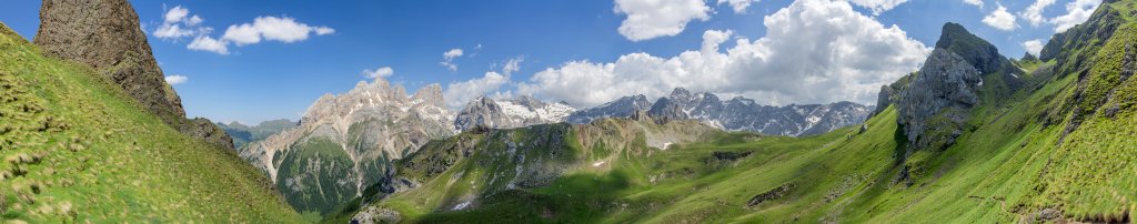 Letzter Blick auf die Südwände der Marmolada-Gruppe und den Passo di San Nicolo (2388m) bevor wir am Sas Neigra (2006m) die Forcia Neigra (2530m) auf einem leichten Klettersteig hinüber nach Ciampac überschreiten, Dolomiten, Juli 2013.
