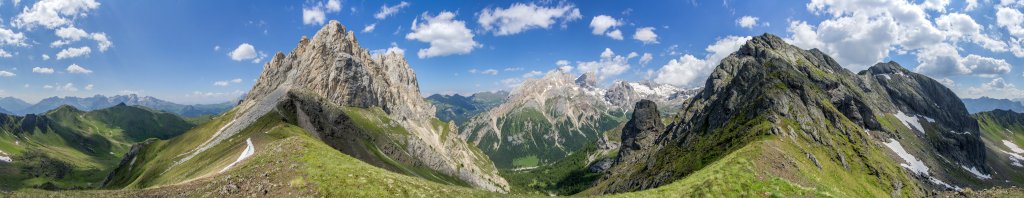 360-Grad-Panorama bei schwierigen Wolken- und Schattenverhältnissen in der Forcia Neigra (2530m) zwischen der Croda Neigra (2605m) und dem Colac (2715m) mit Blick auf Latemar und Rosengarten auf der einen Seite und den Bindelweg und die Marmolada-Gruppe auf der anderen, Dolomiten, Juli 2013.