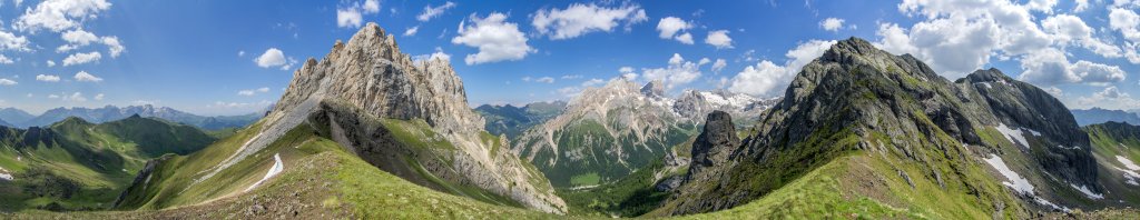 360-Grad-Panorama bei schwierigen Wolken- und Schattenverhältnissen in der Forcia Neigra (2530m) zwischen der Croda Neigra (2605m) und dem Colac (2715m) mit Blick auf Latemar und Rosengarten auf der einen Seite und den Bindelweg und die Marmolada-Gruppe auf der anderen, Dolomiten, Juli 2013.