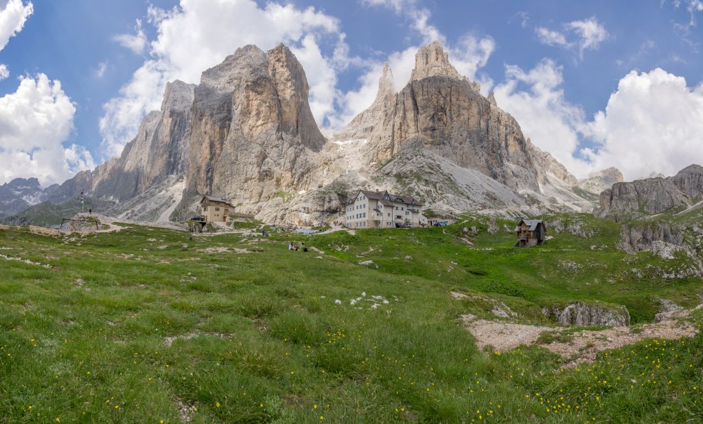 An der Vaiolet- und Preuss-Hütte unterhalb von Rosengartenspitze (2981m), Punta Emma (2617m), Gartlschlucht und den Vaiolettürmen, Dolomiten, Juli 2013.