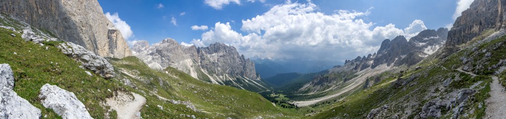 Am Weg von der Vaiolet-Hütte zum Zigolade-Pass - Blick auf den Kesselkogel (3002m) und die gegenüberliegende Larsech-Gruppe; am Horizont in der sich anbahnenden Gewitterwolke schimmert der Gletscher der Marmolada, Dolomiten, Juli 2013.