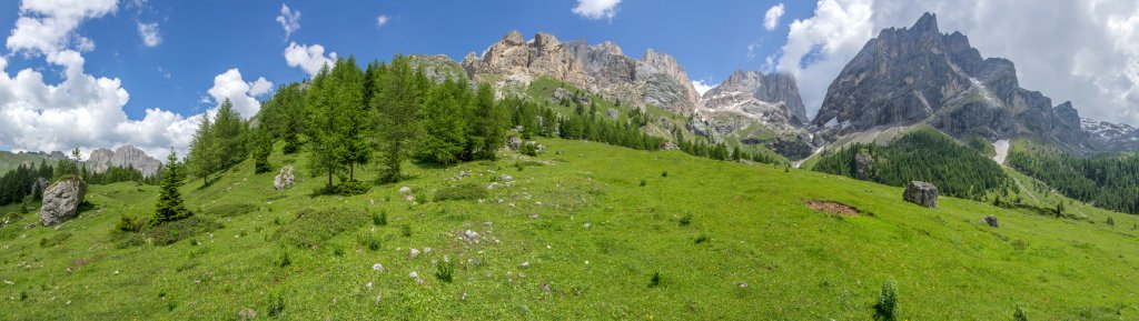 Im Val de Contrin oberhalb vom Rifugio Contrin (2074m) unter den Südwänden von Gran Vernel (3210m) und Marmolada (3343m) sowie den Zime de Ombreta (3011m), Dolomiten, Juli 2013.