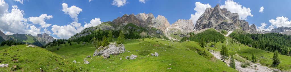 Im Val de Contrin an der Malga Contrin (2027m) mit Blick auf die Südwände von Gran Vernel (3210m) und Marmolada (3343m) sowie die Zime de Ombreta (3011m), Dolomiten, Juli 2013.