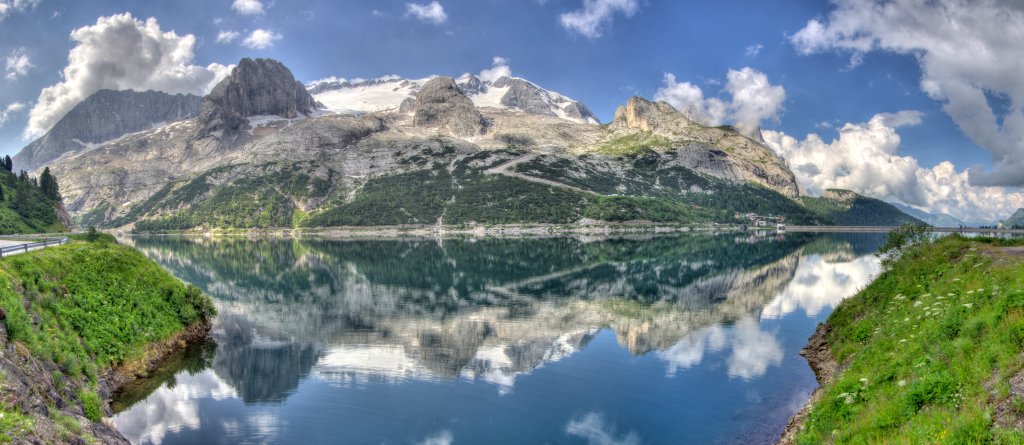Morgentliches Spiegelbild des Marmolada-Gletschers im Fedaia-Stausee, Dolomiten, Juli 2013.