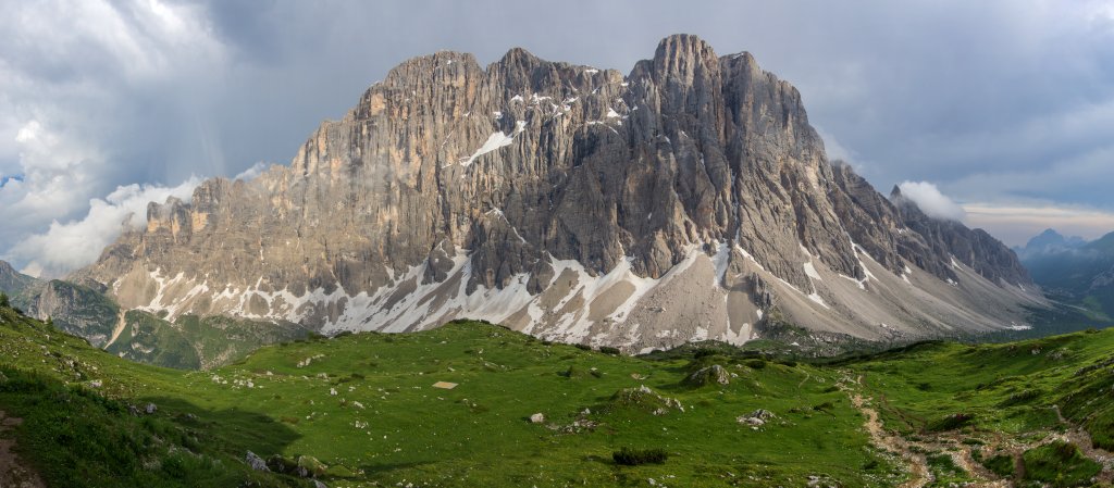 Nach einem Gewitter an der Tissi-Hütte (2250m) erstrahlt die Westwand der Civetta in der Abendsonne, Dolomiten, Juli 2013.