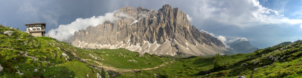 Nach einem Gewitter erstrahlt die Tissi-Hütte (2250m) und die Westwand der Civetta in der Abendsonne, Dolomiten, Juli 2013.