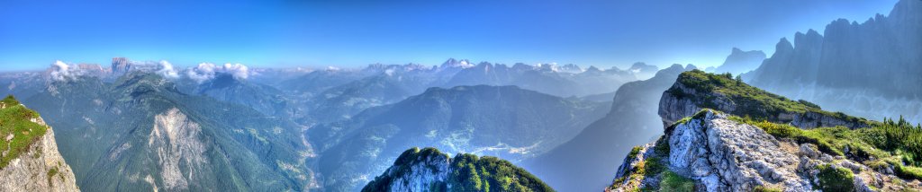 Morgendliches Panorama am Gipfel des Cima di Col Rean (2281m) oberhalb der Tissi-Hütte (2250m) mit Blick auf die Marmolada, das Tal von Alleghe, die Fanes und Tofanen, die Croda da Lago Gruppe, Pelmo und Civetta-Westwand, Dolomiten, Juli 2013.