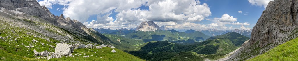 Panorama an der Ostseite der Civetta (3220m) mit Blick auf Punte Civetta (2920m), den Torre de Valgrande (2715m), die Tofanen, die Croda da Lago Gruppe, den Pelmo (3168m), den Antelao (3264m) und unzählige weitere südliche Dolomitenberge, Dolomiten, Juli 2013.