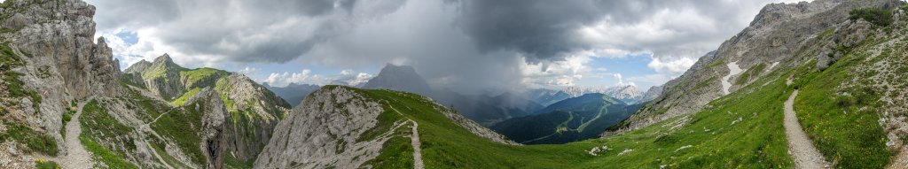 Cima di Coldai (2403m) und die Coldai-Hütte (2132m) liegen noch in der Sonne während sich gegenüber am Pelmo (3168m) ein heftiges Gewitter austobt, Dolomiten, Juli 2013.