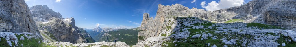 360-Grad-Panorama im Aufstieg durch das Van delle Sasse auf der Südseite der Civetta mit Blick auf die Moiazza Sud (2878m), die Gruppe der Pale di San Lucano, die Hochebene des Mont Alt de Pelsa mit dem Rifugio Vazzoler (1714m) sowie dem markanten Torre Trieste (2458m) unterhalb von Castello della Busazza and Cima della Busazza (2894m), Dolomiten, Juli 2013.