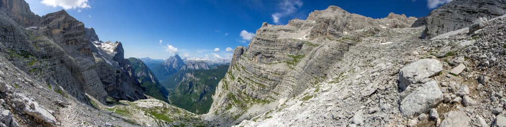 Im oberen Teil des Van delle Sasse auf der Südseite der Civetta mit Blick auf die Moiazza-Gruppe, das langgestreckte Val Corpassa, die Gruppe der Pale di San Lucano, den Torre Trieste (2458m), Castello della Busazza and Cima della Busazza (2894m), Dolomiten, Juli 2013.