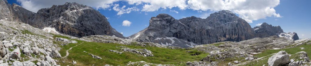 Im oberen Van delle Sasse unterhalb der Civetta Bassa vor dem Übergang über die Forcla delle Sasse (2476m) mit Blick auf den Cima della Moiazzetta della Grava (2727m), die Moiazza Nord (2865m) und Moiazza Sud (2878m), Dolomiten, Juli 2013.