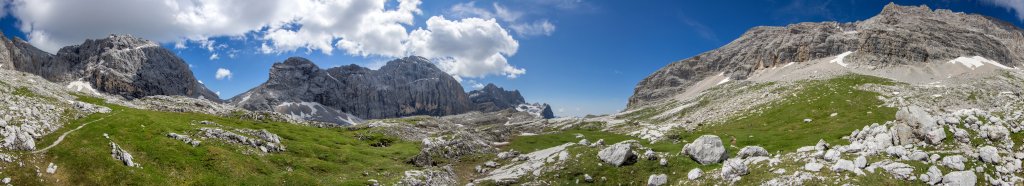 360-Grad-Panorama im Hochtal des Van delle Sasse unterhalb der Civetta Bassa vor dem Übergang über die Forcla delle Sasse (2476m) mit Blick auf den Cima della Moiazzetta della Grava (2727m), die Moiazza Nord (2865m), Moiazza Sud (2878m) und den mächtigen Cima della Busazza (2894m), Dolomiten, Juli 2013.