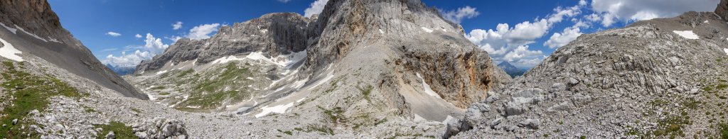 360-Grad-Panorama in der Forcla delle Sasse (2476m) im oberen Van delle Sasse und gegenüber von der südlichen Civetta-Kette des Canton della Busazza und der Civetta Bassa. Im Süden sieht man die Gebirgsgruppen der Pale di San Lucano und der Pale di San Martino mit dem Cima del Focobon (3054m) während auf der nordöstlichen Seite der Scharte der Antelao (3264m) zu sehen ist. Dolomiten, Juli 2013.