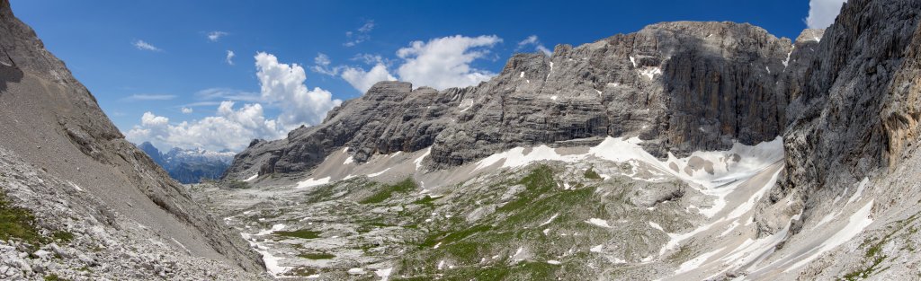 Blick von der Forcla delle Sasse (2476m) ins obere Van delle Sasse und auf Torre Trieste, Castello della Busazza, Cima della Busazza, Cima Paolina und Cima de Toni, Dolomiten, Juli 2013.