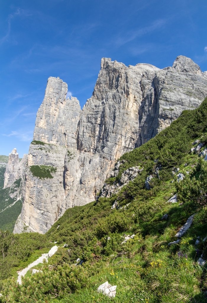 Vertikalpanorama von Torre Venezia (2337m), Torre Trieste (2458m), Castello della Busazza und Cima della Busazza (2894m), Dolomiten, Juli 2013.