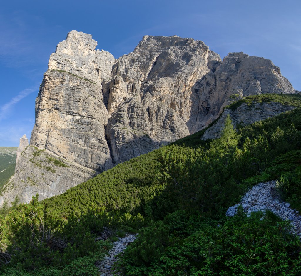 Vertikalpanorama von Torre Venezia (2337m), Torre Trieste (2458m) und Cima della Busazza (2894m), Dolomiten, Juli 2013.