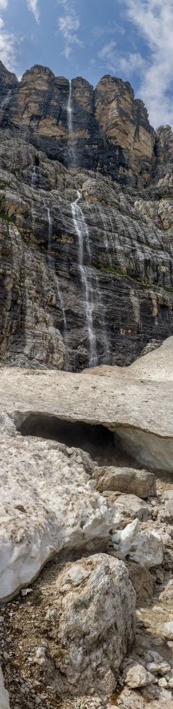 Vertikalpanorama eines seltenen Naturphänomens. Nachdem uns an der Ostseite des Pelmo (3168m) ein heftiger Gewitterguss erwischt hatte, wurden wir kurz vor dem Erreichen der Pelmo-Hütte mit dem Anblick dieses sich aus der Ostflanke des Pelmo ergiessenden Wasserfalls belohnt. Das Schauspiel war jedoch nur von kurzer Dauer, denn am kommenden sonnigen Morgen war von dem Wasserfall keine Spur mehr zu entdecken. Dolomiten, Juli 2013.