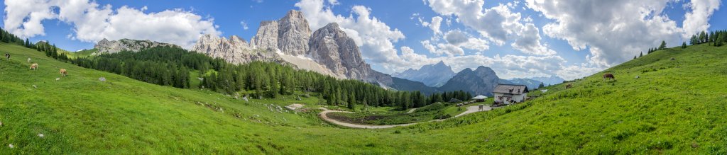 Der prominente Standort des Rifugio Cita di Fiume (1918m) bietet einen grandiosen Ausblick auf die Nord- und Westwände des Pelmo (3168m) und des Pelmetto (2990m) sowie auf die Civetta (3220m). Dolomiten, Juli 2013.