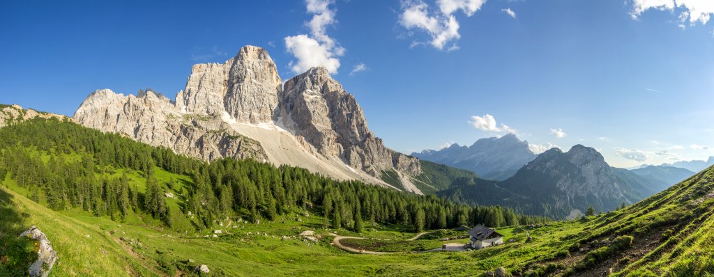 Das Rifugio Citta di Fiume (1918m) und die Nord-/Westwände des Pelmo (3168m) und Pelmetto (2990m) im Licht der tiefstehenden Nachmittagssonne. Rechts vom Pelmo hat man den Blick auf die Civetta (3220m) und den Mont Crot (2158m). Dolomiten, Juli 2013.