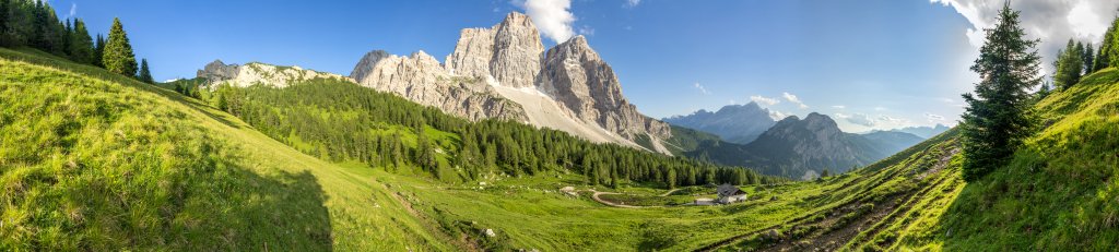 Das Rifugio Citta di Fiume (1918m) und die Nord-/Westwände des Pelmo (3168m) und Pelmetto (2990m) im Licht der tiefstehenden Nachmittagssonne. Rechts vom Pelmo sieht man die Civetta (3220m) und den Mont Crot (2158m)., Dolomiten, Juli 2013.