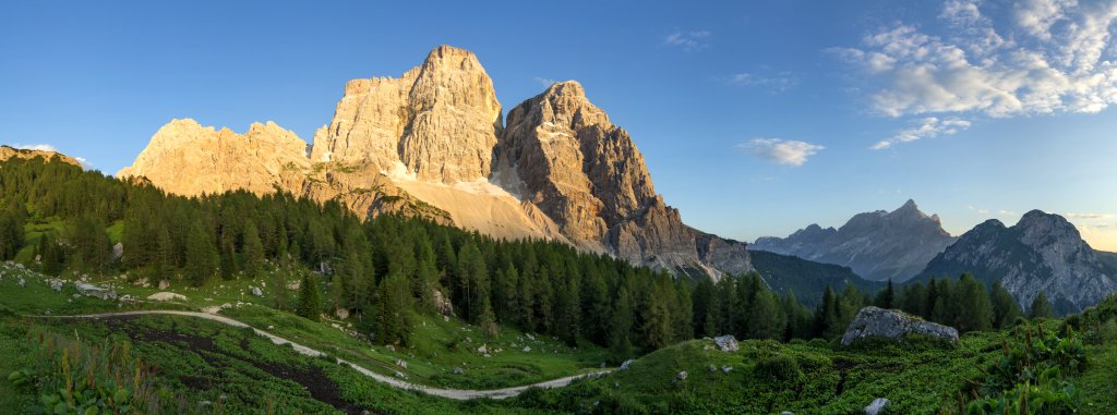Alpenglühen am Rifugio Cita di Fiume (1918m) - die Wände des Pelmo (3168m), des Pelmetto (2990m) und der Civetta (3220m) erglühen im Abendlicht. Dolomiten, Juli 2013.