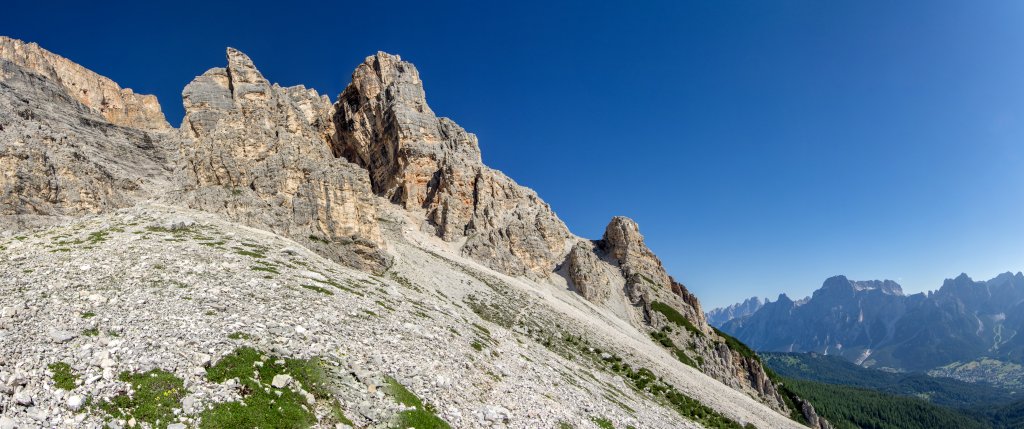Im Anstieg vom Rifugio Venezia al Pelmo Alba Maria De Luca alias Pelmo-Hütte (1947m) auf dem Sentiero Flaibani unterhalb der Crode di Forca Rossa (2737m) zur Forca Val d'Arcia (2476m). Auf der anderen Talseite ist die Sorapis-Gruppe zu sehen. Dolomiten, Juli 2013.