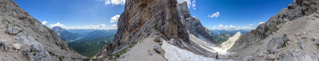 360-Grad-Panorama in der Forca Val d'Arcia (2476m) zwischen Cime di Val d'Arcia (2626m) und dem Pelmo (3168m) mit Blick ins Val del Boite und auf den Antelao (3264m). Auf der rechten Seite vom Pelmo blickt man ins Val d'Arcia mit der Fernsicht auf Marmolada (3343m), Rosengarten, Plattkofel (2969m) und Sella mit dem Piz Boe (3152m), Dolomiten, Juli 2013.