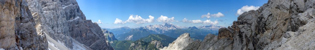 Nach der Umrundung des Pelmo eröffnet sich in der Forca Val d'Arcia ein Fernblick auf die Marmolada (3343m), den Rosengarten, den Plattkofel (2969m) und die Sella mit dem Piz Boe (3152m), Dolomiten, Juli 2013.