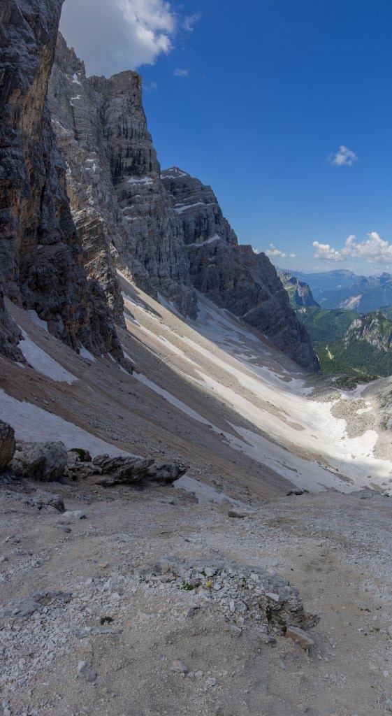 Vertikalpanorama des Blicks von der Forca Val d'Arcia (2626m) in die Nordabbrüche des Pelmo (3168m), Dolomiten, Juli 2013.