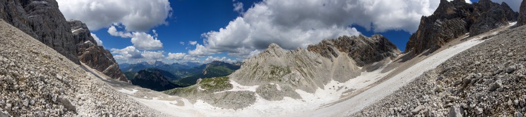 Abstieg an der Nordseite des Pelmo (3168m) über den Nevado di Val d'Arcia mit Fernsicht auf die Marmolada, Plattkofel und Sella sowie in der unmittelbaren Nachbarschaft auf den Cima Forada (2455m) und die Forca Val d'Arcia (2476m), Dolomiten, Juli 2013.