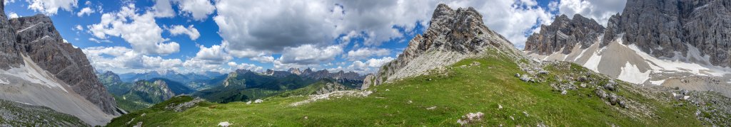 360-Grad-Panorama unter den Nordwänden des Pelmo (3168m) am Ausgang vom Val d'Arcia mit dem Cima Forada (2455m) und Blick auf die Bergketten von Rochetta und Croda da Lago, dem Monte Cernera (2657m), Sella und Marmolada, Dolomiten, Juli 2013.