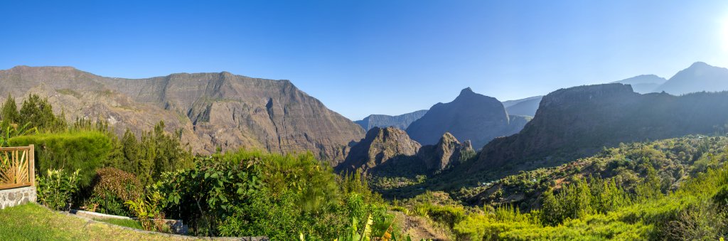 Morgendliches Panorama von der Terrasse der Gite de Grand Place im Cirque de Mafate mit Blick auf den markanten Piton Cabris (1441m), La Reunion, Oktober 2013.