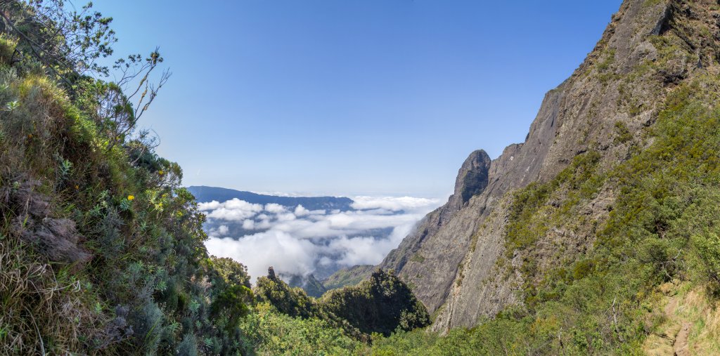 Blick vom Col du Taibit (2082m) auf den Cirque de Cilaos, La Reunion, Oktober 2013.