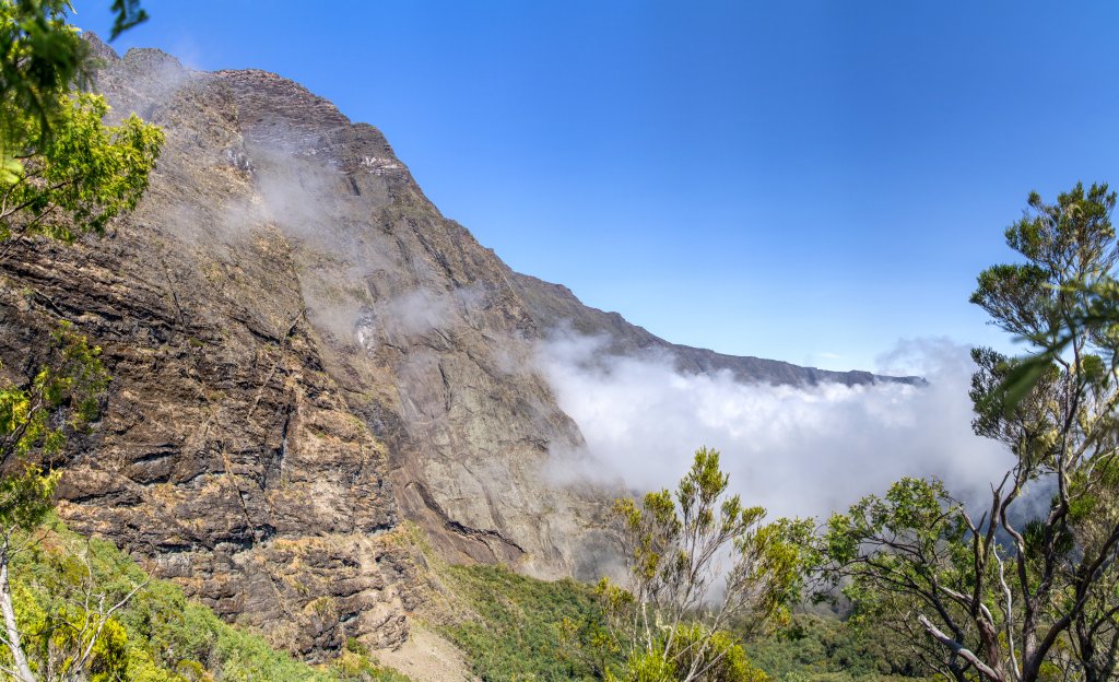 Der Col du Taibit (2082m) liegt direkt unterhalb des Gipfels des Grand Benare (2896m) am Abbruch von le Grand Bord, La Reunion, Oktober 2013.