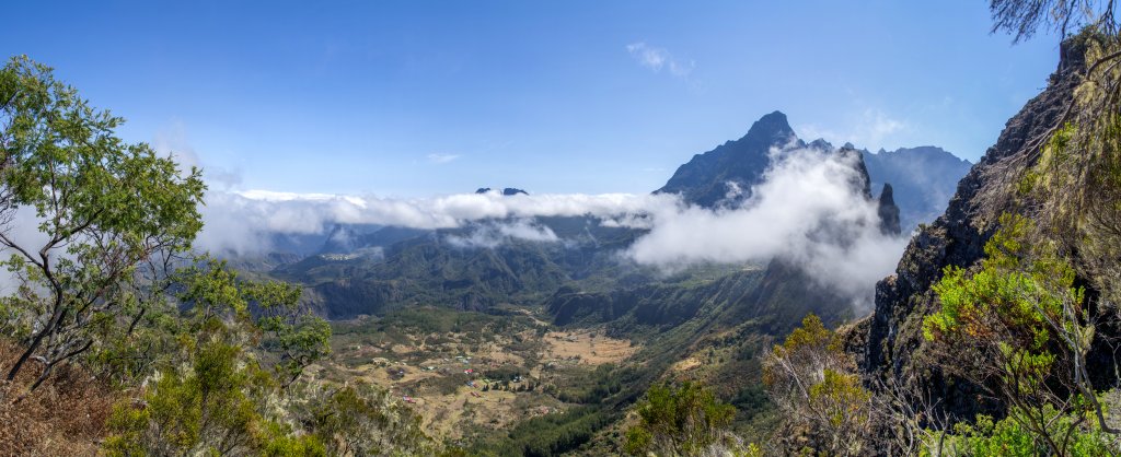 Aussicht vom Col du Taibit (2082m) in den Cirque de Mafate mit der Plaine de Tamarins und auf den Gipfel des Gros Morne (3013m), La Reunion, Oktober 2013.