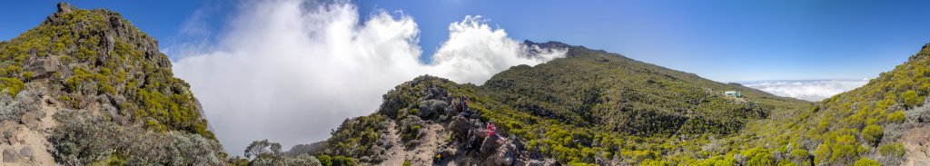 360-Grad-Panorama am Col du Caverne Dufour (2495m) mit Blick auf den Piton des Neiges (3070m) und die Gite de Caverne Dufour, La Reunion, Oktober 2013.