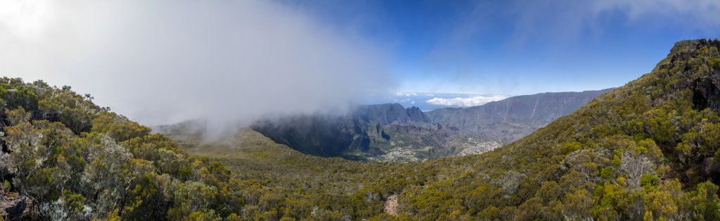 Abbruchkante des Coteau Kerveguen mit dem darunterliegenden Cirque de Cilaos, seiner östlichen Begrenzung durch die Kette Les Calumets und seiner südlichen Öffnung zum Indischen Ozean hin, La Reunion, Oktober 2013.