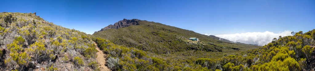 Blick zurück zum Piton des Neiges (3070m) und zur Gite de la Caverne Dufour, La Reunion, Oktober 2013.