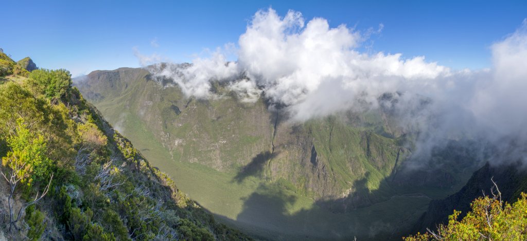 Am Aussichtspunkt Nez de Boeuf eröffnet sich der Blick in das tief eingeschnittene Tal des Riviere des Remparts, La Reunion, Oktober 2013.