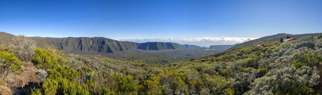 Panorama von der Gite du Volcan am Piton de la Fournaise mit Blick auf Rempart de la Riviere de l'Est und Piton de l'Eau (1881m), La Reunion, Oktober 2013.