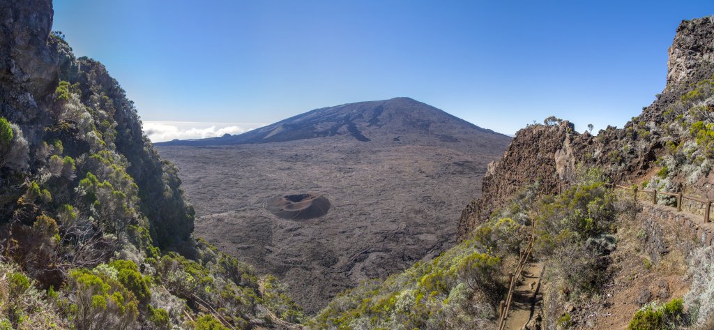 Panorama im Abstieg vom Pas de Bellecombe (2311m) mit Blick auf die Vulkanhochebene am Fuss des Piton de la Fournaise (2631m) mit dem Krater des Formica Leo (2202m), La Reunion, Oktober 2013.
