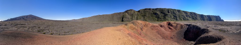 360-Grad-Panorama vom Rand des Kraters Formica Leo (2202m) mit dem Piton de la Fournaise (2631m), dem Pas de Bellecombe (2311m) und der Nez Coupe de Ste-Rose (2078m), La Reunion, Oktober 2013.